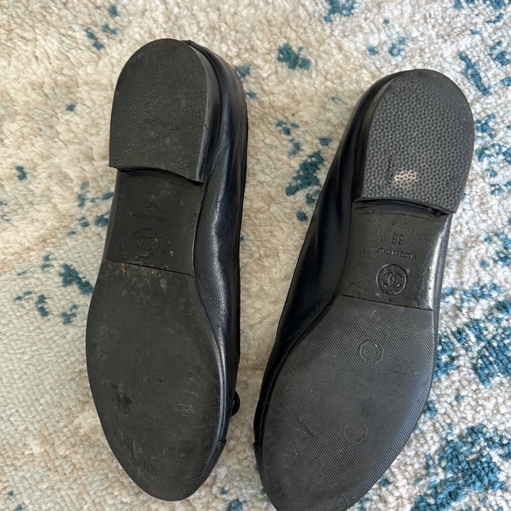 Chanel navy blue Interlocking CC logo leather ballet flats 35 - Picture 6 of 6